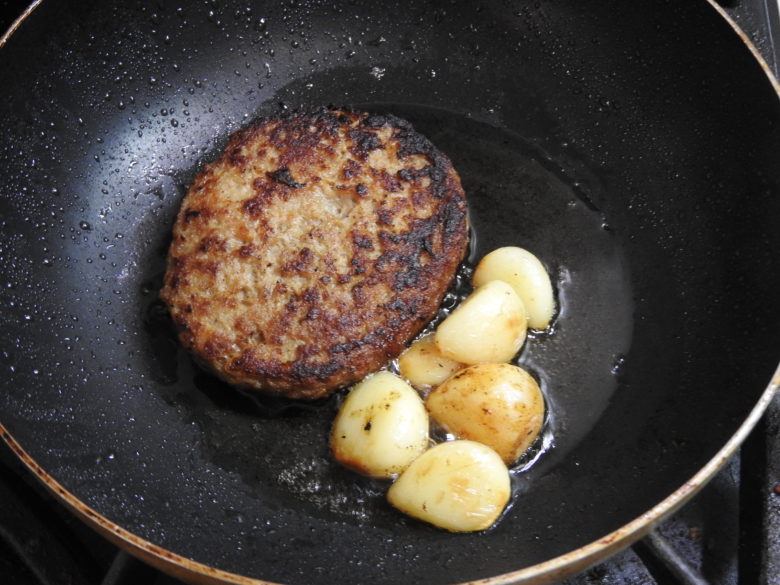 ハンバーグとにんにくを一緒に焼く