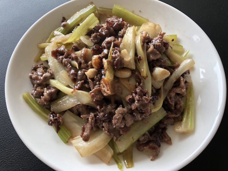 牛肉とセロリの中華風ごま油炒め