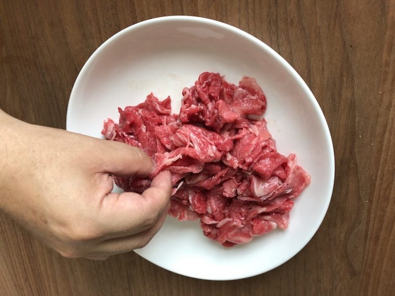 牛肉とセロリの中華風ごま油炒めの作り方