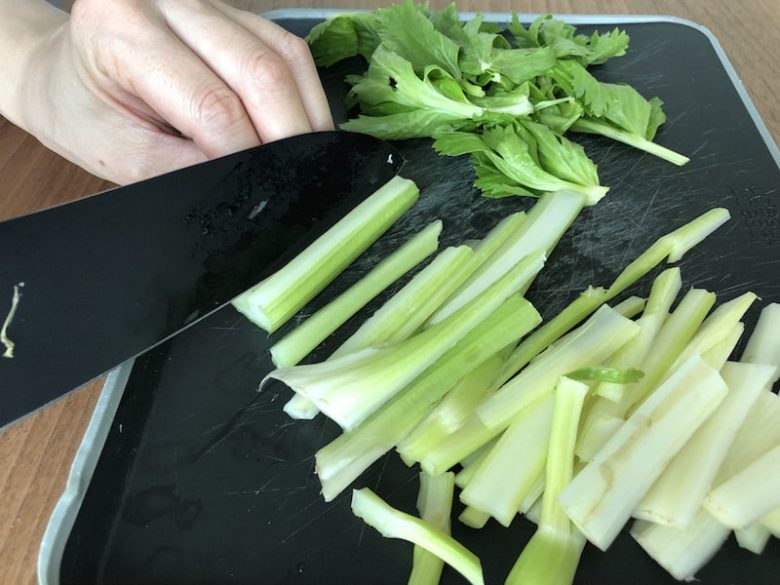 牛肉とセロリの中華風ごま油炒めの作り方