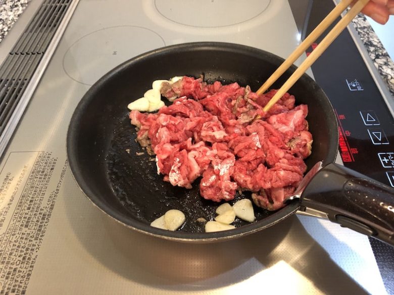 牛肉とセロリの中華風ごま油炒めの作り方