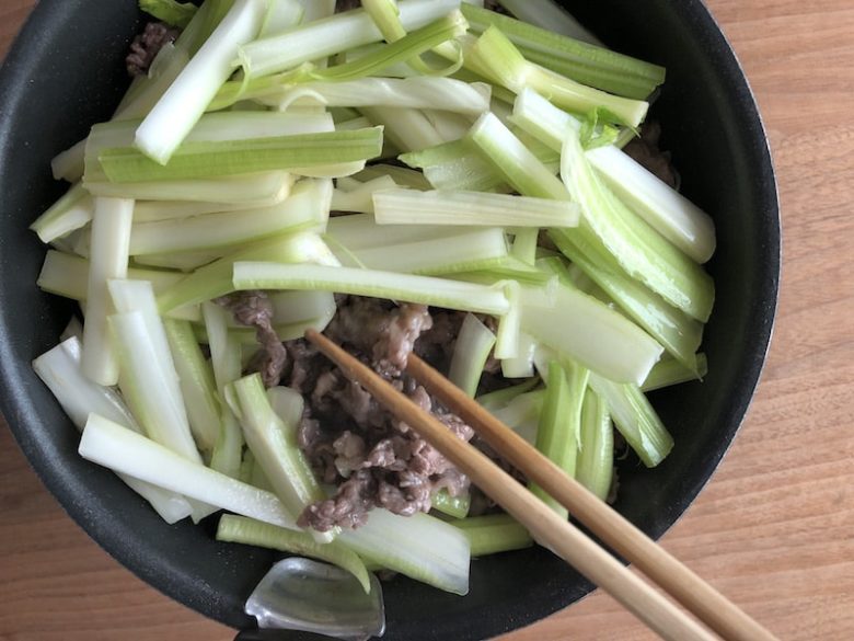 牛肉とセロリの中華風ごま油炒めの作り方