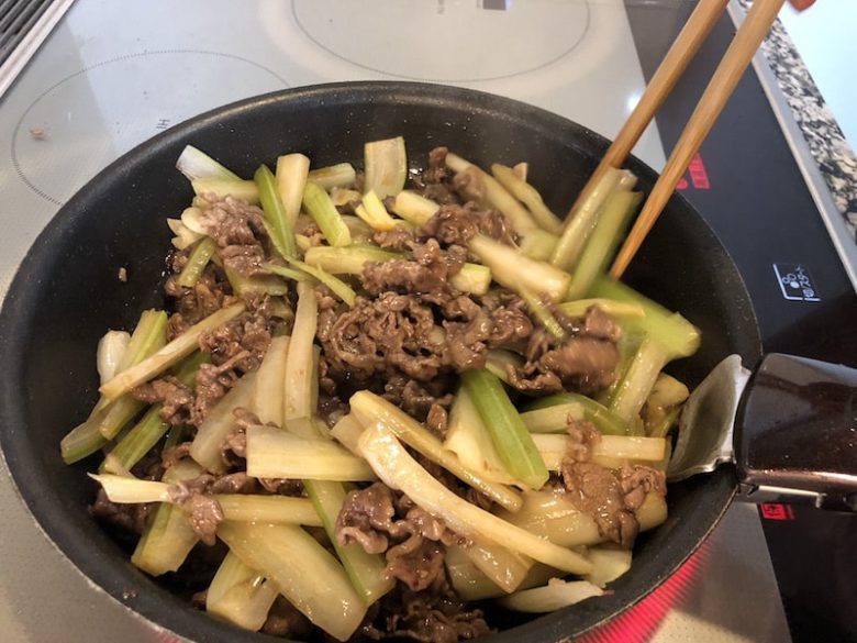 牛肉とセロリの中華風ごま油炒めの作り方